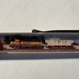 Trains Magazine Floaty Pen BNSF SD40-2 Snoot Nose Engine Moves Railroad Railway